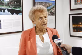 Hélène Luc, French Honorary Senator and Honorary President of the France-Vietnam Friendship Association talks to Vietnam News Agency correspondents in Paris (Photo: VNA)