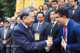 General Secretary of the Communist Party of Vietnam Central Committee and President To Lam meets with prominent overseas Vietnamese delegates attending the 4th World Conference on Overseas Vietnamese and the Forum of Overseas Vietnamese Experts and Intellectuals. (Photo: VNA)