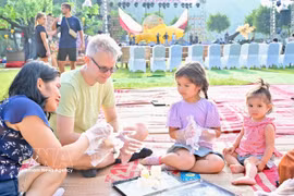 International tourists enthusiastically participate in activities associated with the Mid-Autumn Festival (Photo: VNA)