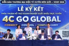 The signing ceremony for the agreement to support online export businesses at the forum (Photo: VNA)