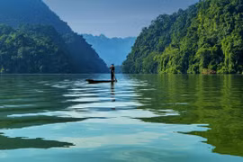 Ba Be Lake covers over 500 hectares of water surface and is surrounded by primary forests and a majestic cave system. (Photo: Internet)