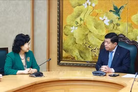 Deputy PM Nguyen Chi Dung (R) and CCSEZR Director Tao Yitao (Photo: VNA) 