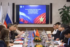 Politburo member, Secretary of the Communist Party of Vietnam Central Committee and Head of the Committee's Commission for Policy and Strategy Nguyen Thanh Nghi holds a working session with Alexey Komissarov, Director of the Russian Presidential Academy of National Economy and Public Administration (RANEPA), in Moscow on September 8. (Photo: VNA)