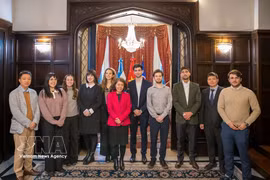 Vietnamese Ambassador to Argentina Ngo Minh Nguyet and young experts from the Argentine Council for International Relations (CARI) pose for a group photo (Photo: VNA)