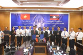 The signing ceremony of an MoU on cooperation for 2026–2030 between Laos’ Champasak province and Vietnam’s An Giang province on September 8, 2026. (Photo: VNA)