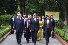 General Secretary of the Communist Party of Vietnam Central Committee and President To Lam and French President Emmanuel Macron visit the President Ho Chi Minh Relic Site at the Presidential Palace in May 2025. (Photo: VNA)