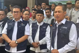 Minister of Environment Hanif Faisol Nurofiq (R) (Photo: Antara)
