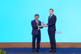 Deputy Minister of Science and Technology Tran Trung Tinh (L), representing the Vietnamese Government, receives the GSMA Government Leadership Award 2026 from the Global System for Mobile Communications Association (GSMA) (Photo: suckhoedoisong.vn)