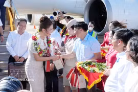 Quang Tri provincial leaders present flowers to welcome passengers arriving on the Cam Ranh–Dong Hoi flight. (Photo: VNA)