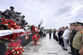 Delegates from the two nations, along with military attachés from several countries accredited to Vietnam, lay flowers in tribute to the Cuban military experts at the memorial monument within the Vietnam Military History Museum in Hanoi on July 10. (Photo: VNA)