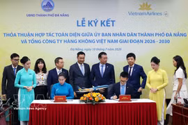 Representatives of the People's Committee of Da Nang and Vietnam Airlines at the signing ceremony on July 10. (Photo: VNA)