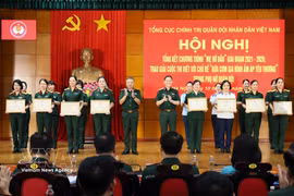 Senior Lieutenant General Le Quang Minh (fifth from left), Deputy Director of the General Department of Politics of the Vietnam People's Army, and Senior Lieutenant General Pham Truong Son, Deputy Chief of the General Staff of the Vietnam People's Army, present awards to outstanding collectives and individuals. (Photo: VNA)
