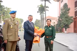 Deputy Defence Minister Sen. Lt. Gen. Hoang Xuan Chien welcomes Polish counter part Pawel Bejda. (Photo: VNA)