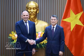 Prime Minister Le Minh Hung (R) receives Greek Minister of Foreign Affairs George Gerapetritis in Hanoi on July 17. (Photo: VNA)