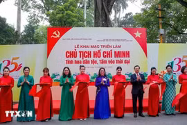 At the opening ceremony of the exhibition. (Photo: VNA)