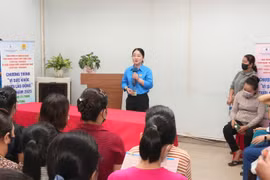 Nguyen Kim Loan (in blue shirt) Vice Chairwoman of the Ho Chi Minh City Federation of Labour, visits and encourages female workers to participate in the health care programme (Photo: VNA)