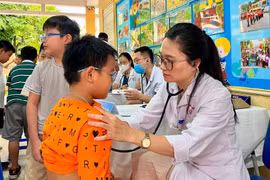 Children undergo health screening. (Photo: Dong Da General Hospital in Hanoi)