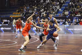 Hanoi (red) and Ba Dinh players compete in the HBC2 final. This year's competition will be held from March 9 to 20. (Photo: Courtesy of New Sports)