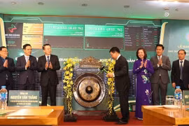 Minister of Finance Nguyen Van Thang strikes the gong to open the first stock trading session of 2025. (Photo: VNA)