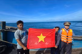 Alongside inspections, since early 2025, the unit has presented 188 national flags to encourage fishermen as they head offshore. (Photo: VNA)