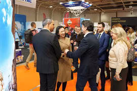 On the sidelines of the HOLIDAY & SPA EXPO 2026, Vietnamese Ambassador to Bulgaria Nguyen Thi Minh Nguyet met with Bulgarian Minister of Tourism Miroslav Borshosh. (Photo: VNA)
