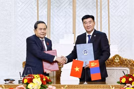 President of the Vietnamese National Assembly Tran Thanh Man (L) and Chairman of the State Great Hural of Mongolia Sandag Byambatsogt at the MoU signing ceremony in Ulaanbaatar on September 10 (Photo: VNA)