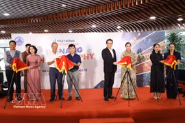 Delegates at the launch ceremony of the photography contest “Global Eyes on Da Nang” at APEC Park on September 10 (Photo: VNA.)