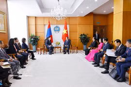 National Assembly (NA) President Tran Thanh Man (right) meets with Mongolian Prime Minister Nyam-Osor Uchral in Ulaanbaatar on September 10 (Photo: VNA)