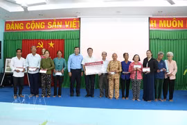 Thach Phuoc Binh, Deputy Head of the Vinh Long delegation of National Assembly deputies, presents gifts to residents in Long Hiep commune on the occasion of the 2026 Chol Chnam Thmay festival. (Photo: VNA)