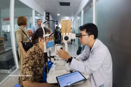 Doctors from Sai Gon Eye Hospital examine residents in Xuan Hoa ward, Ho Chi Minh City. (Photo: VNA)