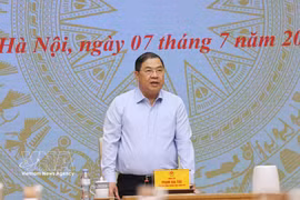 Permanent Deputy Prime Minister Pham Gia Tuc, head of the National Steering Committee for Combating Smuggling, Commercial Fraud, and Counterfeit Goods (Steering Committee 39), speaks at the meeting on July 7. (Photo: VNA)