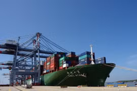 The Cai Mep international port welcomes a mega container vessel. (Photo: VNA)