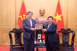 Prof. Dr Nguyen Xuan Thang, Chairman of the Central Theory Council (right), and Koichi Hagiuda, Acting Secretary-General of Japan’s Liberal Democratic Party (LDP) at their meeting on July 21 (Photo:VNA)