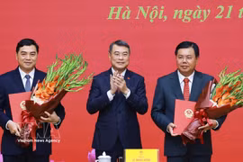 Prime Minister Le Minh Hung (centre) hands over appoitment decisions to Acting Minister of Home Affairs Nguyen Tien Hai (right) and Permanent Deputy Minister of Ethnic and Religious Affairs Nguyen Hoai Anh on July 21. (Photo: VNA)