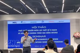 Dr. Vo Duc Thang, Assistant Professor at the National Taiwan University of Science and Technology and President of the Vietnam Innovative and Intellectual Network in Taiwan (China), speaks at a seminar on the semiconductor industry. (Photo: VNA)
