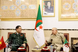 Gen. Nguyen Trong Nghia (left), Director of the Vietnam People’s Army's General Department of Politics, and Gen. Said Chengriha, Minister Delegate to the Minister of National Defence and Chief of Staff of the People’s National Army (PNA) of Algeria at their meeting on September 26. (Photo: VNA)