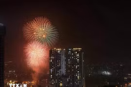 A dazzling fireworks display lights up the sky over Hanoi (Photo: VNA)