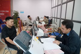 Officials of Tan Minh commune, Hai Phong city, handle procedures for people. (Photo: VNA)