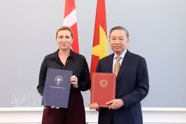 General Secretary of the Communist Party of Vietnam Central Committee and President To Lam (right) and Prime Minister of Denmark Mette Frederiksen show the joint statement on the establishment of the Comprehensive Strategic Partnership at their talks in Copenhagen on October 20, 2026. (Photo: VNA)