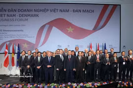 General Secretary of the Communist Party of Vietnam Central Committee and President To Lam, Danish King Frederik X and delegates at the Vietnam–Denmark Business Forum in Copenhagen on October 20. (Photo: VNA)