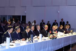 General Secretary of the Communist Party of Vietnam Central Committee and President To Lam (fourth, left) and Danish King Frederik X attend the Vietnam-Denmark Business Forum in Copenhagen on the morning of October 20 (local time) (Photo: VNA)