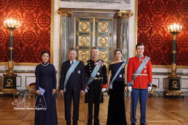 General Secretary of the Communist Party of Vietnam Central Committee and President To Lam (second, left) and his spouse Ngo Phuong Ly pose for a group photo with King Frederik X of Denmark, Queen Mary and Crown Prince Christian (Photo: VNA)