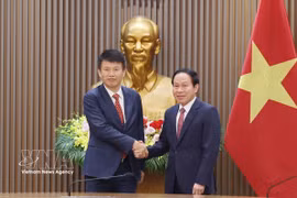Deputy Prime Minister Le Tien Chau (right) and Prof. Hongbin Cai, Dean of the University of Hong Kong (HKU) Business School, at their meeting in Hanoi on October 20, 2026 (Photo: VNA)