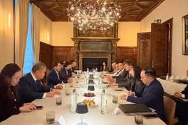 Hanoi delegation meets with representatives of Aquitara Fund and 512 Capital B.V. (Photo: Hanoi's Department of External Affairs)
