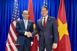 Minister of Foreign Affairs Le Hoai Trung (L) meets with US Secretary of State Marco Rubio in Manila on July 23. (Photo: VNA)
