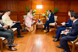 Vietnamese Minister of Foreign Affairs Le Hoai Trung (R) and Philippine Secretary of Foreign Affairs Maria Theresa Lazaro at their meeting on the sidelines of the 59th ASEAN Foreign Ministers' Meeting (AMM-59) and related meetings in the Philippines on July 23, 2026. (Photo: VNA)