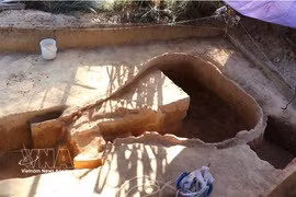 The artefact of an ancient kiln is found in the garden of a local man in Phu Binh ward, Tinh Khe commune, Quang Ngai province. (Photo: VNA)