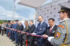 Deputy Minister of National Defence Sen. Lieut. Gen. Pham Hoai Nam (second from right) and delegates cut the ribbon to open IDEB 2026 (Photo: Vietnamese Embassy in Slovakia)