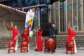 Students from the VACEO art class perform at the Cultural Fusion - Narellan festival. (Photo: VNA)