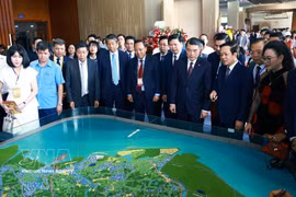 PM Le Minh Hung and officials check Hung Yen master plan for 2021-2030, with a vision to 2050 (Photo: VNA)